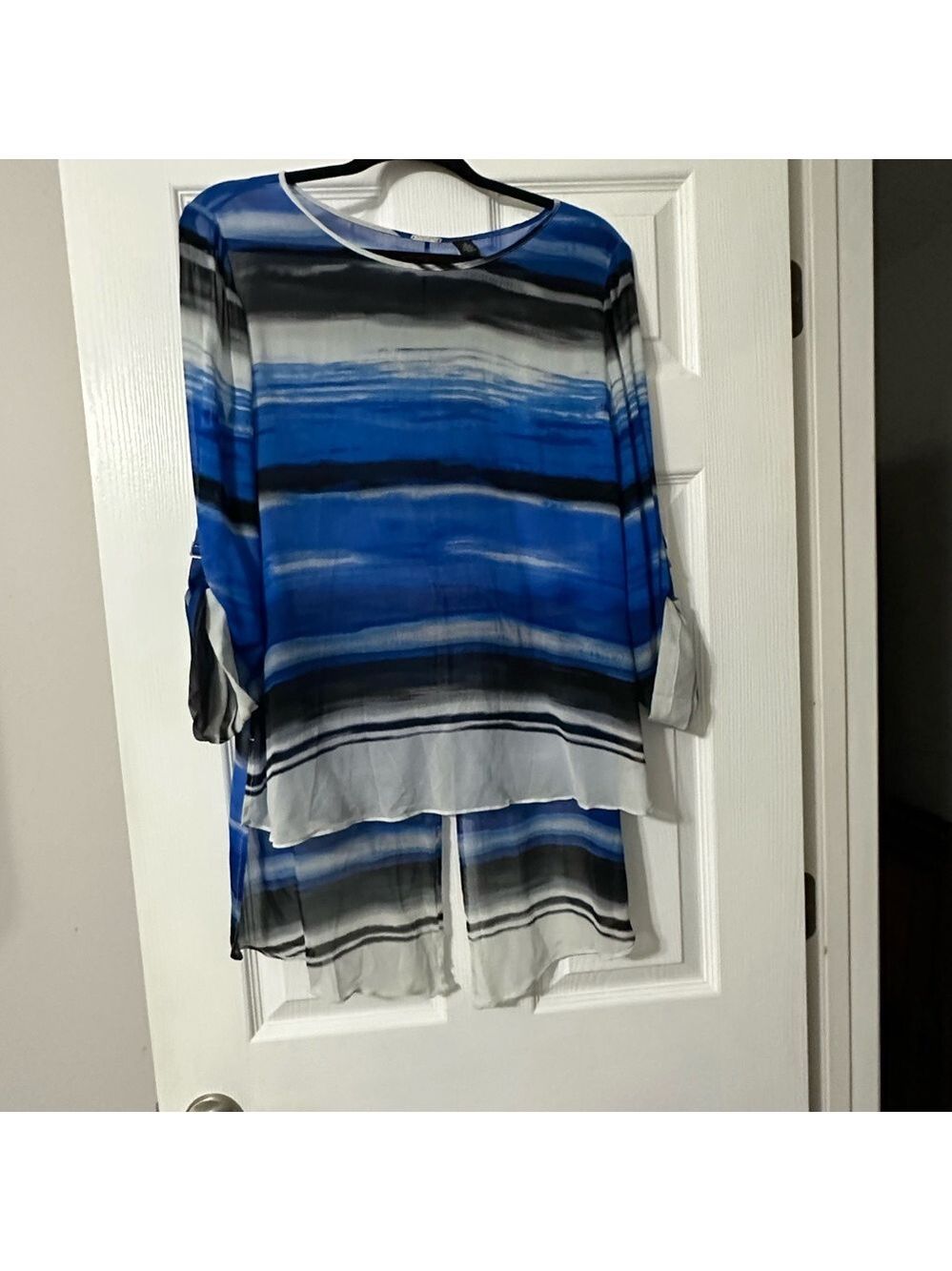 Chicos Top Size 2 black label. Beautiful ombré look to top.